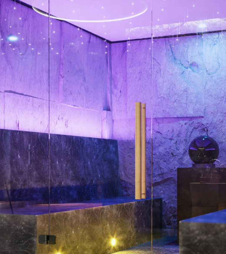 Naturverbundene 3D-Visualisierung eines Chalets mit Infinity-Pool, Spa-Bereich und stimmungsvoller Abendbeleuchtung in Gröden