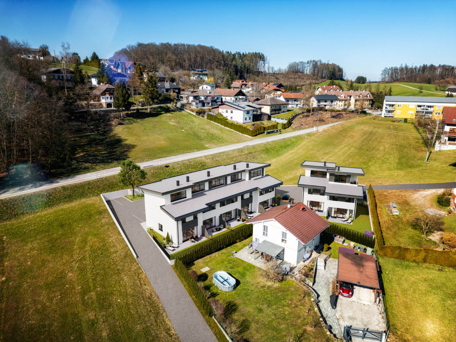 Photorealistische 3D-Visualisierung moderner Reihenhäuser mit Privatgärten in Geretsberg, Oberösterreich