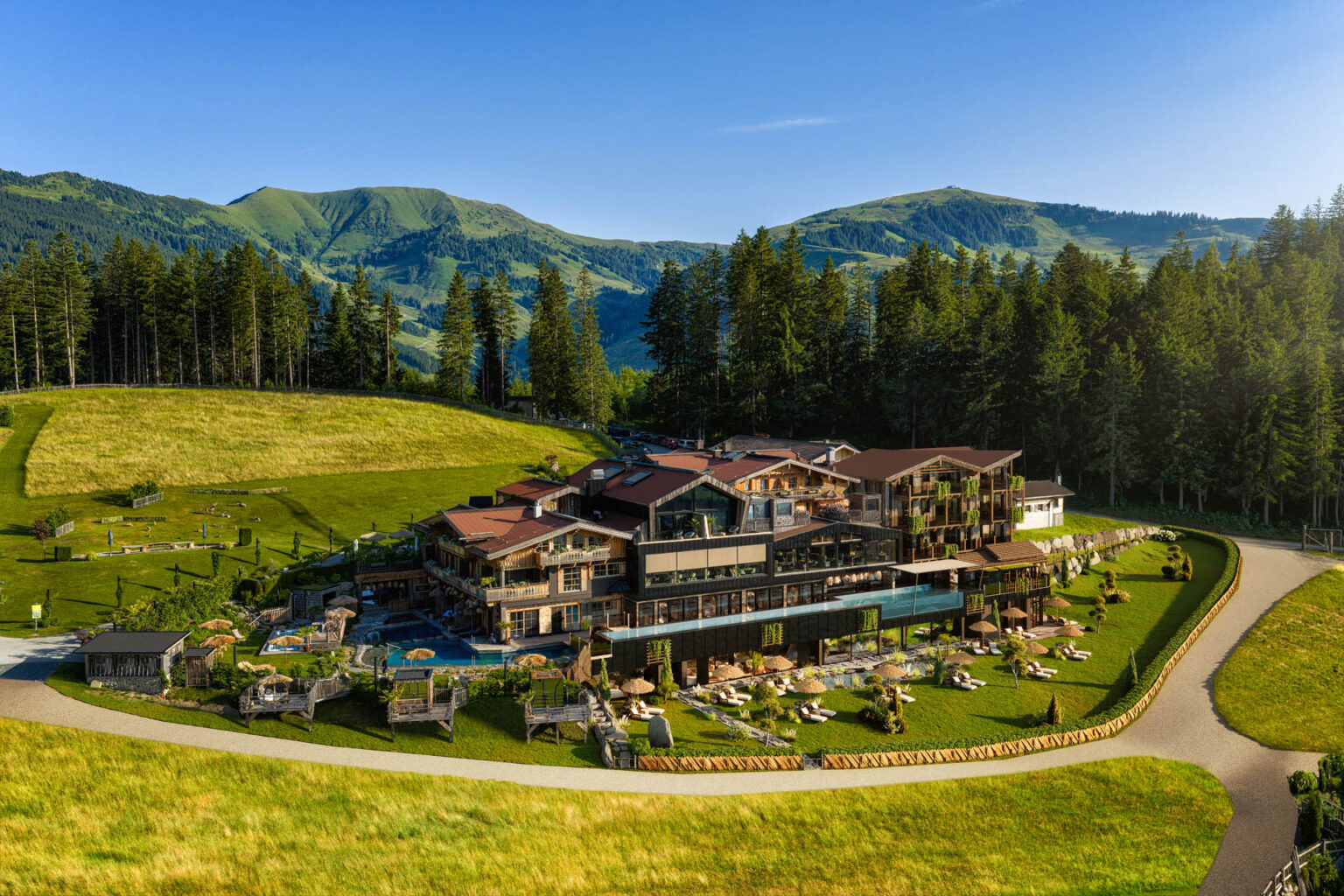 Hotel Jufenalm Drohnenaufnahme Luftaufnahme Sonnberg Berge Wald