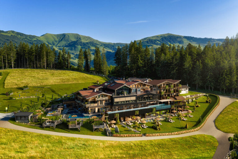 Hotel Jufenalm Drohnenaufnahme Luftaufnahme Sonnberg Berge Wald